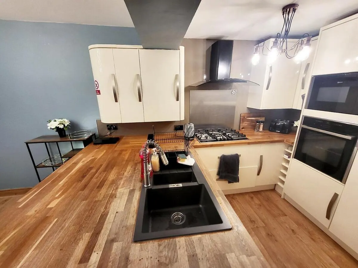 Apartamento 3-Bed Family Haven With Free Parking Huddersfield 0*,