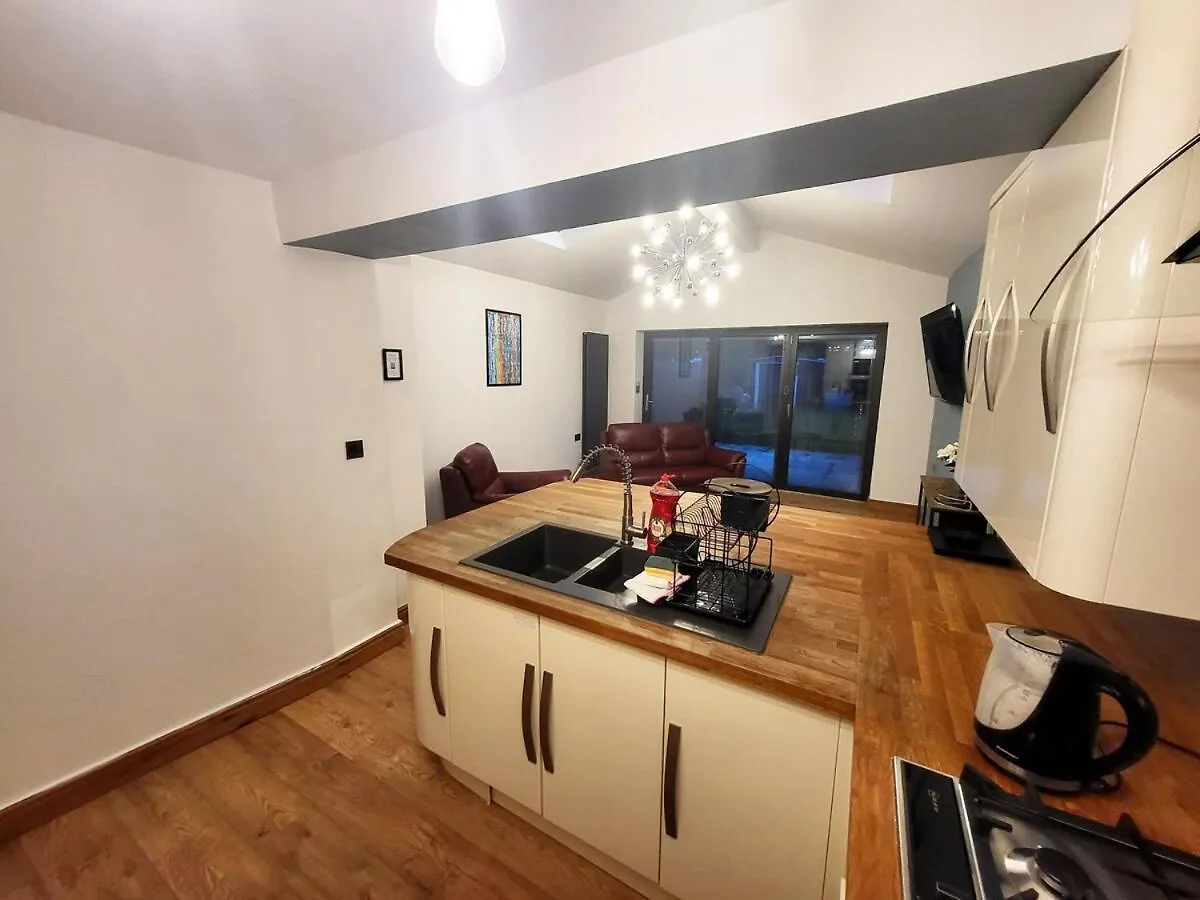 Apartamento 3-Bed Family Haven With Free Parking Huddersfield Reino Unido