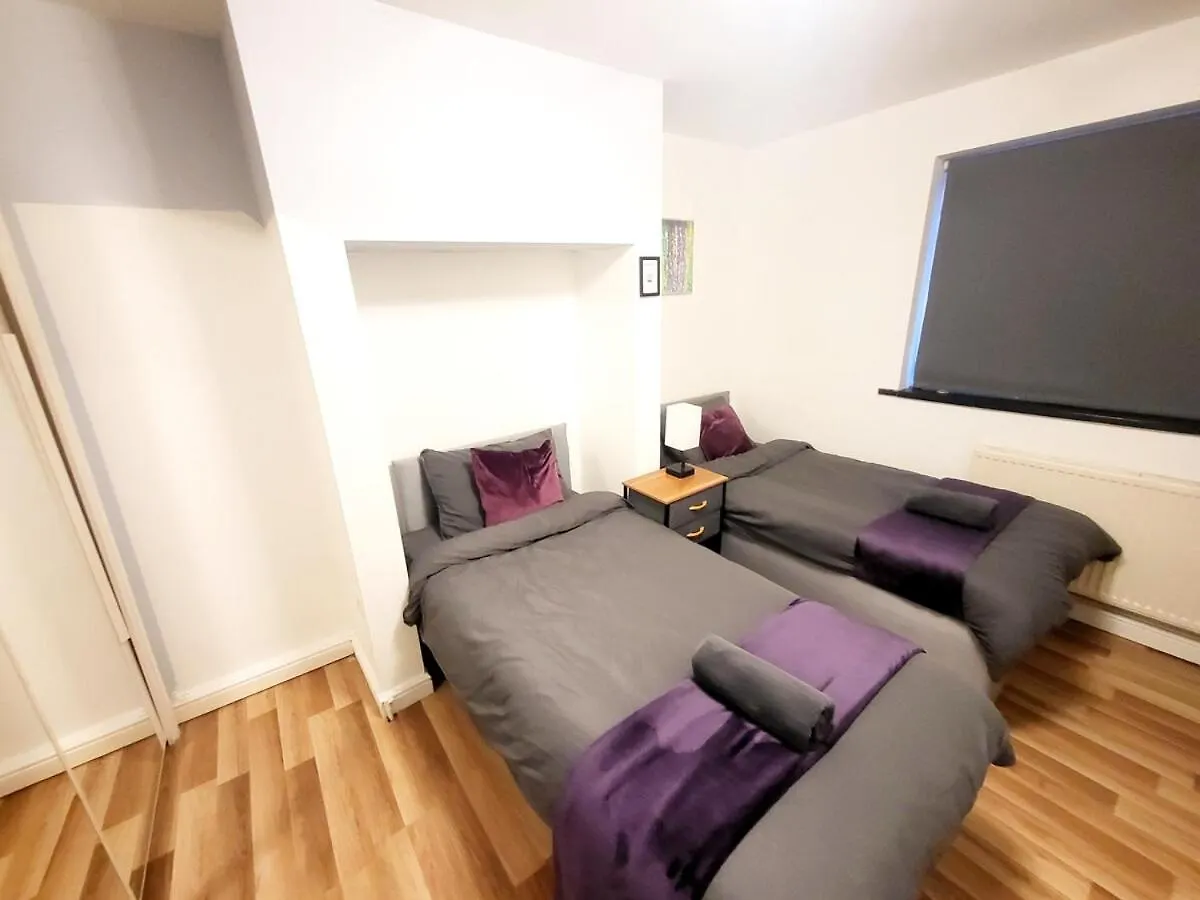 Apartamento 3-Bed Family Haven With Free Parking Huddersfield 0*,  Reino Unido