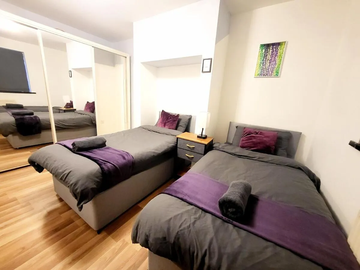 Apartamento 3-Bed Family Haven With Free Parking Huddersfield