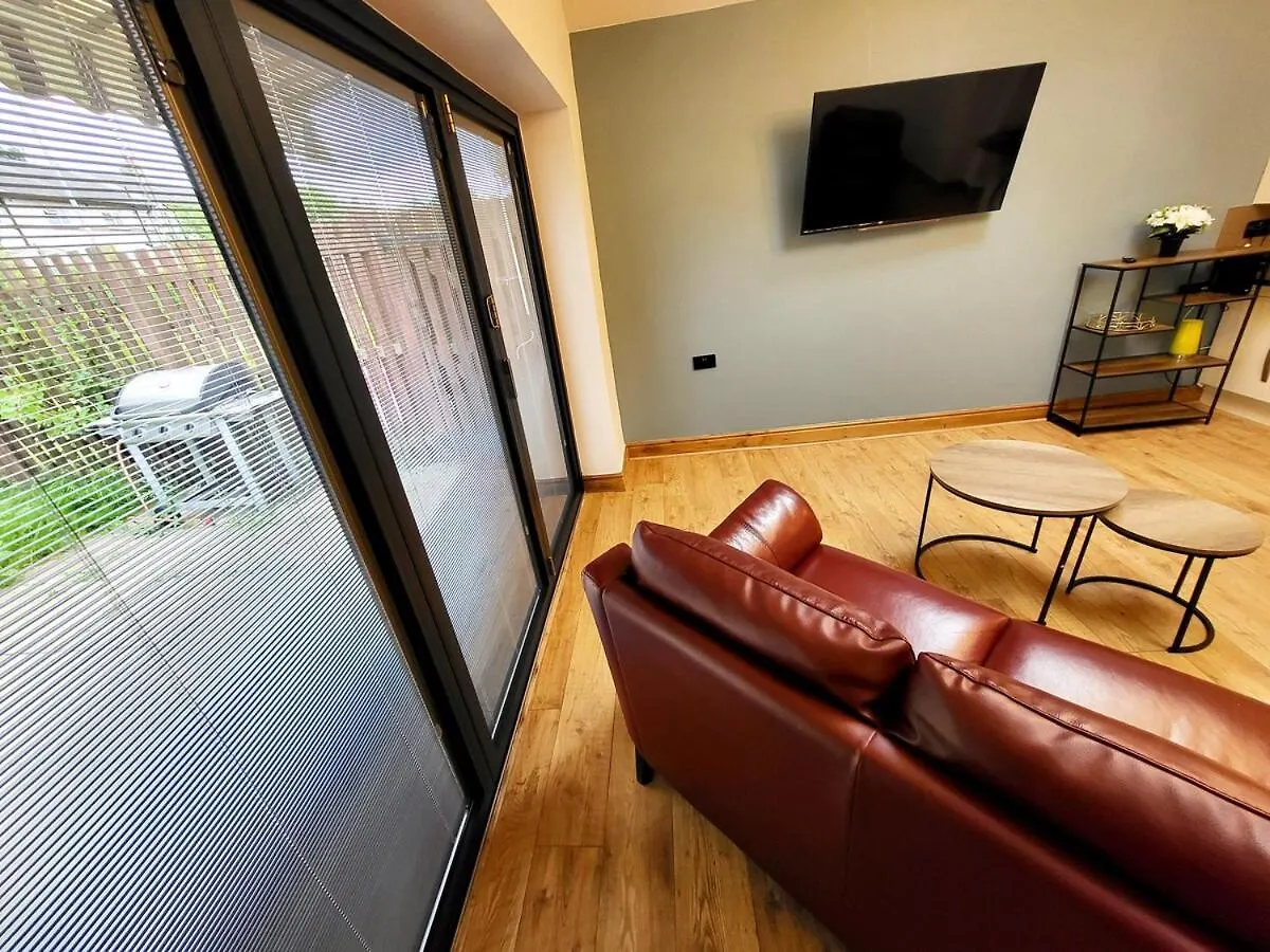 Apartamento 3-Bed Family Haven With Free Parking Huddersfield