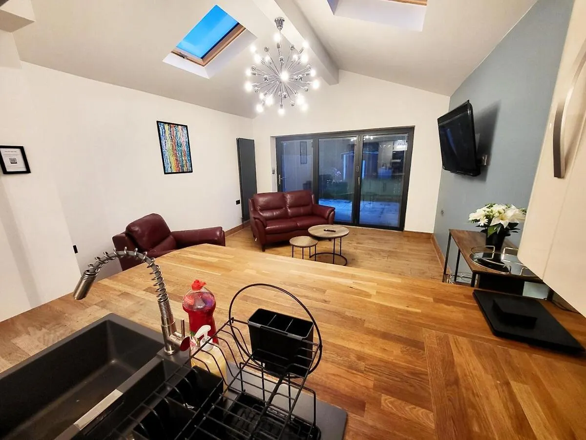 Apartamento 3-Bed Family Haven With Free Parking Huddersfield