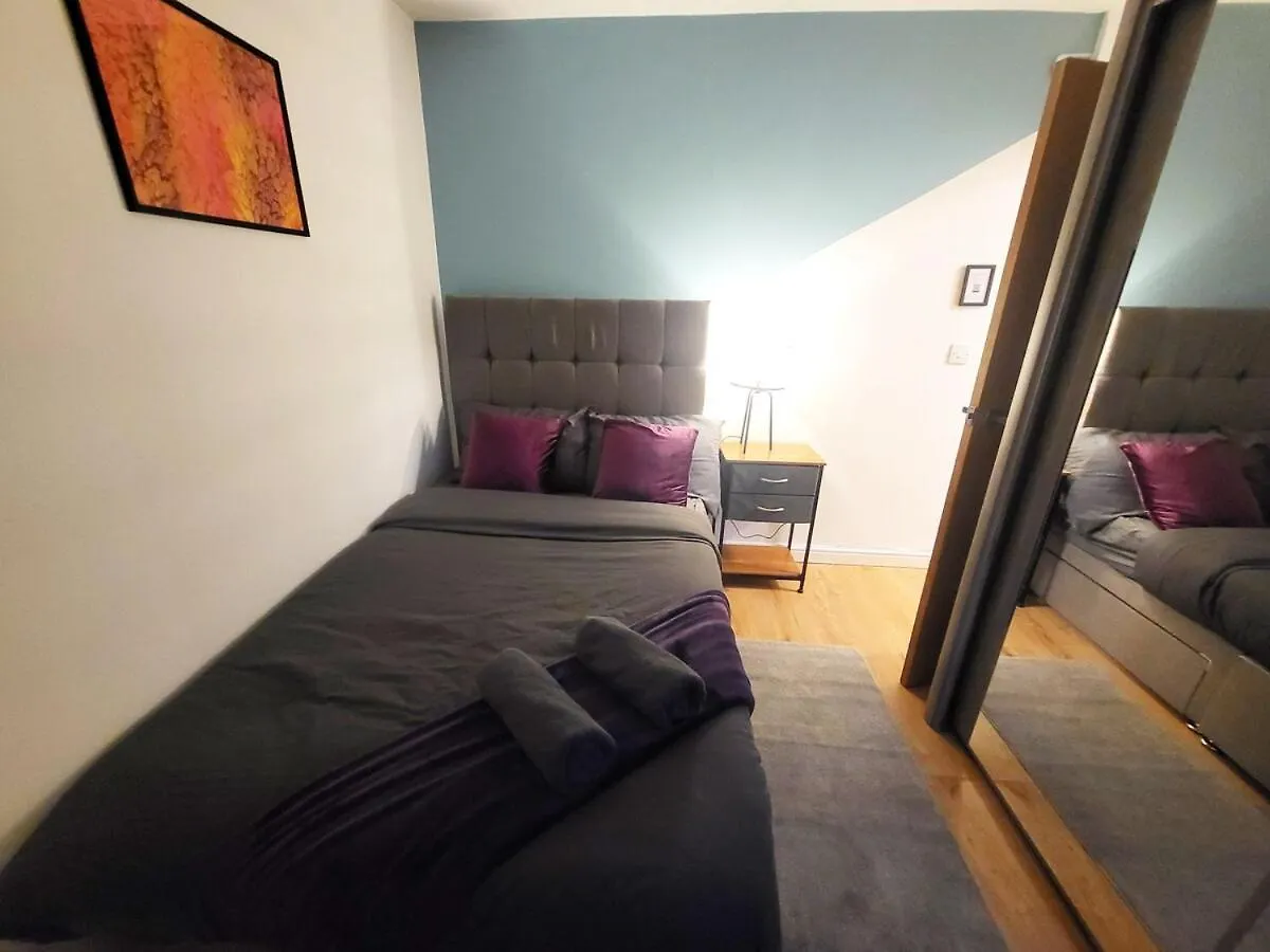 Apartamento 3-Bed Family Haven With Free Parking Huddersfield