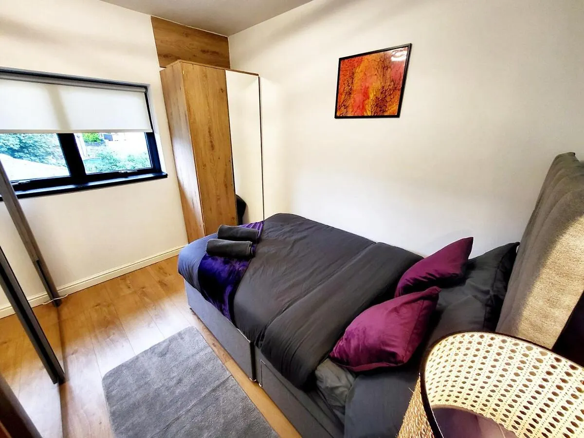 Apartamento 3-Bed Family Haven With Free Parking Huddersfield Reino Unido