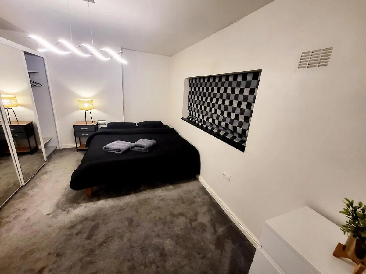 Apartamento 3-Bed Family Haven With Free Parking Huddersfield 0*,  Reino Unido